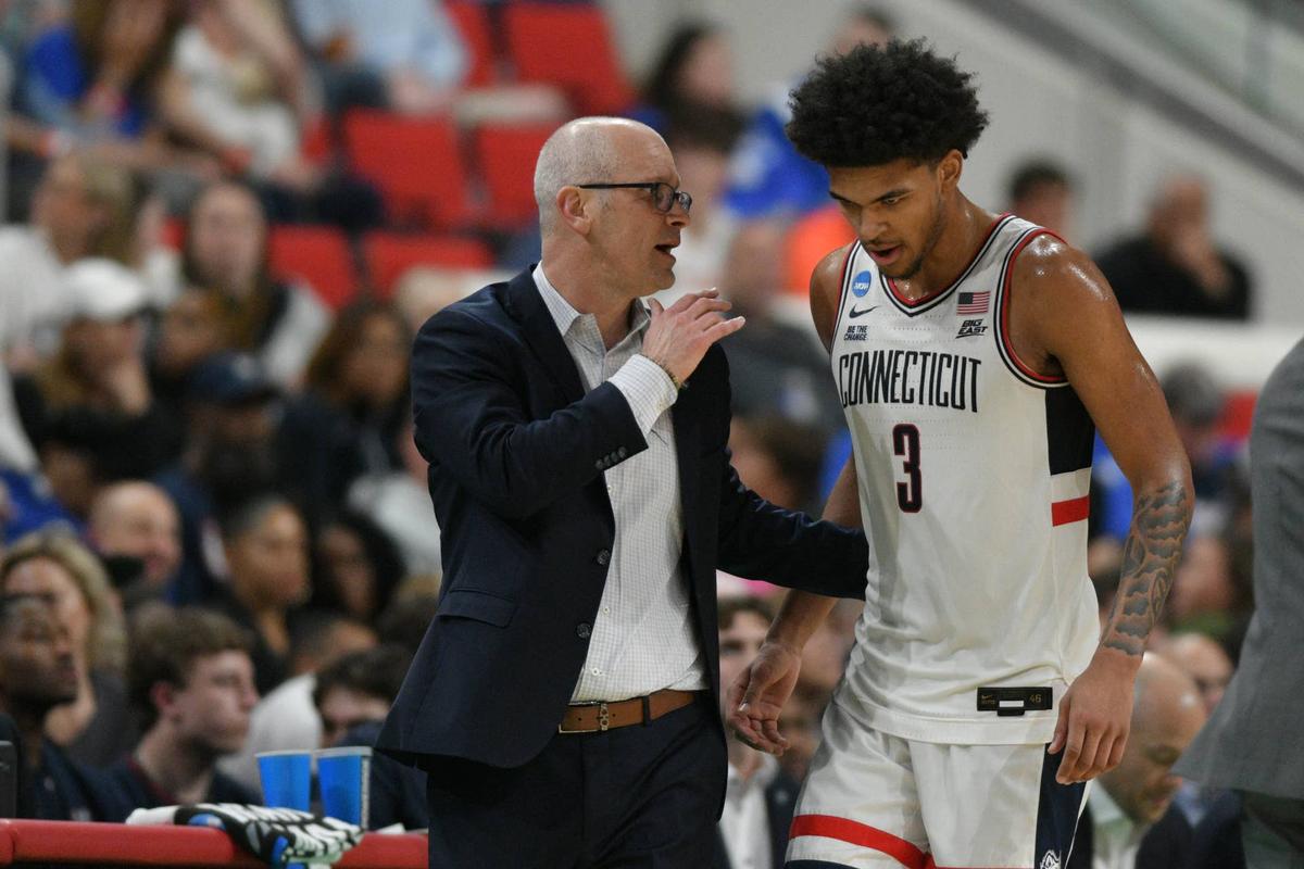  Connecticut Huskies head coach Dan Hurley talks with forward Jaylin Stewart (3) during the second half against the Oklahoma Sooners at Lenovo Center. Zachary Taft-Imagn Images