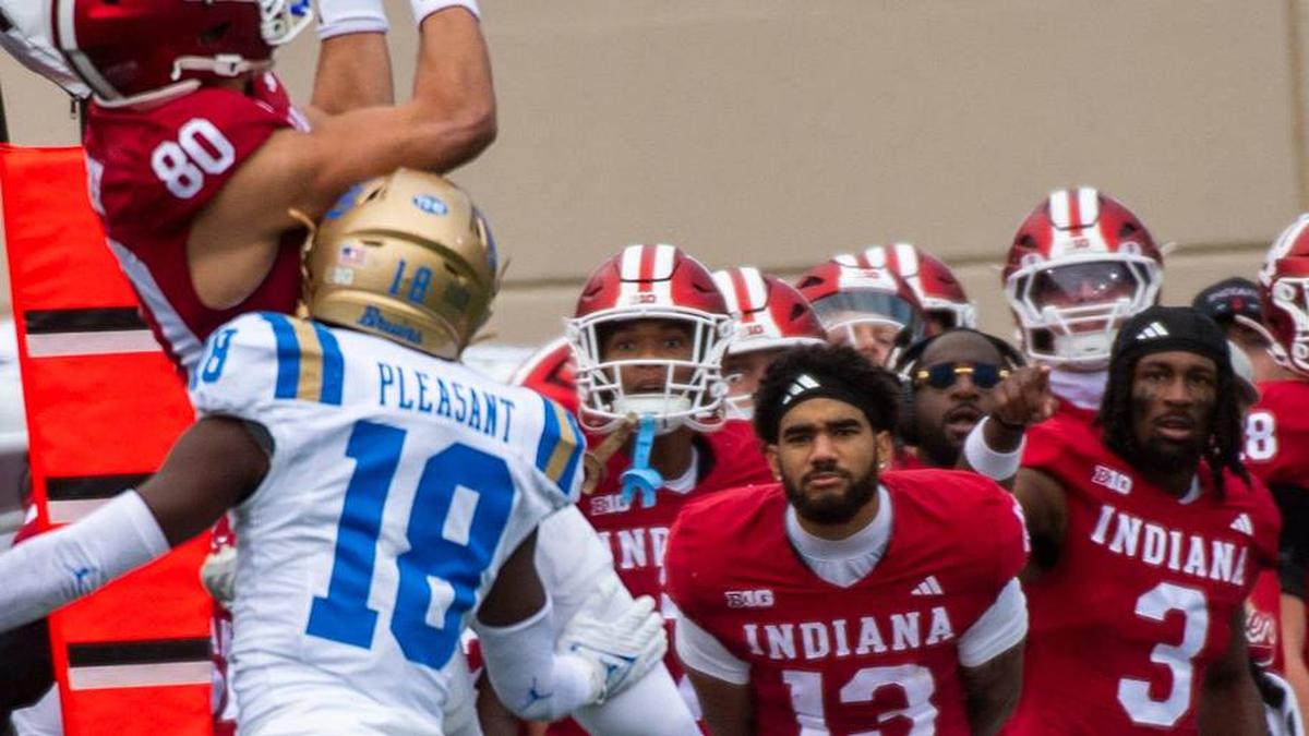  Indiana's Charlie Becker (80) makes the catch during the Indiana versus UCLA football game at Memorial Stadium on Saturday, Oct. 25, 2025. | Rich Janzaruk/Herald-Times / USA TODAY NETWORK via Imagn Images 