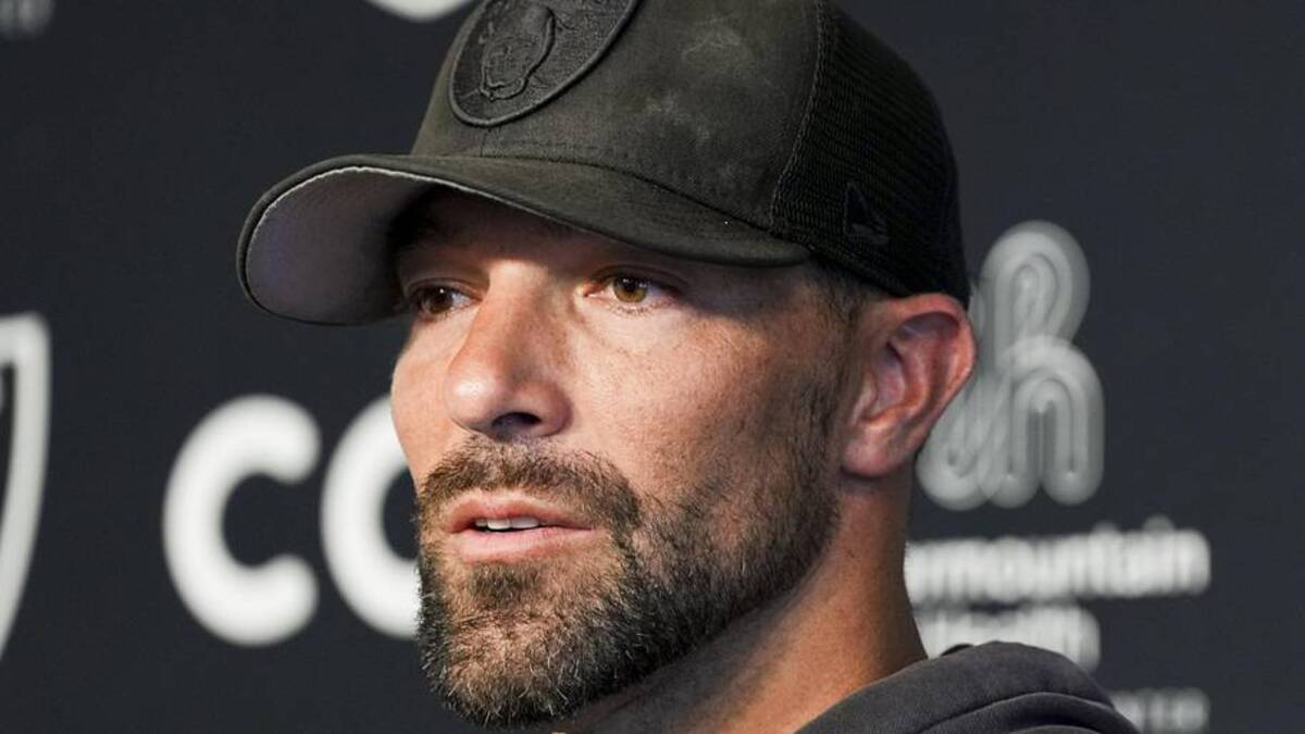  Jun 3, 2026; Henderson, NV, USA; Las Vegas Raiders defensive coordinator Rob Leonard speaks during a news conference during organized team activities at Intermountain Health Performance Center. Mandatory Credit: Candice Ward-Imagn Images | Candice Ward-Imagn Images 