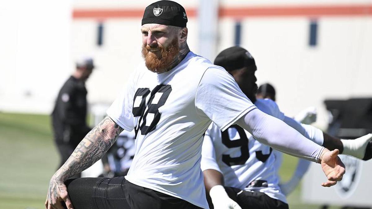  After a failed trade to the Ravens, Raiders defensive end Maxx Crosby is back to lead his teammates. | Candice Ward-Imagn Images 