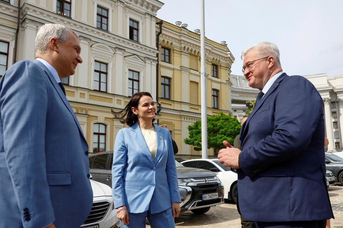Ukrainian Foreign Minister Andrii Sybiha welcomes Belarusian opposition leader Sviatlana Tsikhanouskaya, amid Russia's attack on Ukraine, in Kyiv, Ukraine May 25, 2026. REUTERS/Valentyn Ogirenko