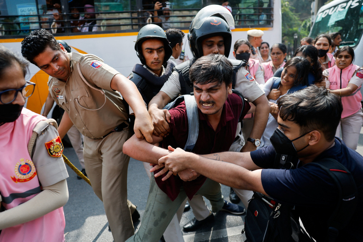 India detains thousands, locks down Delhi to foil election chief ...