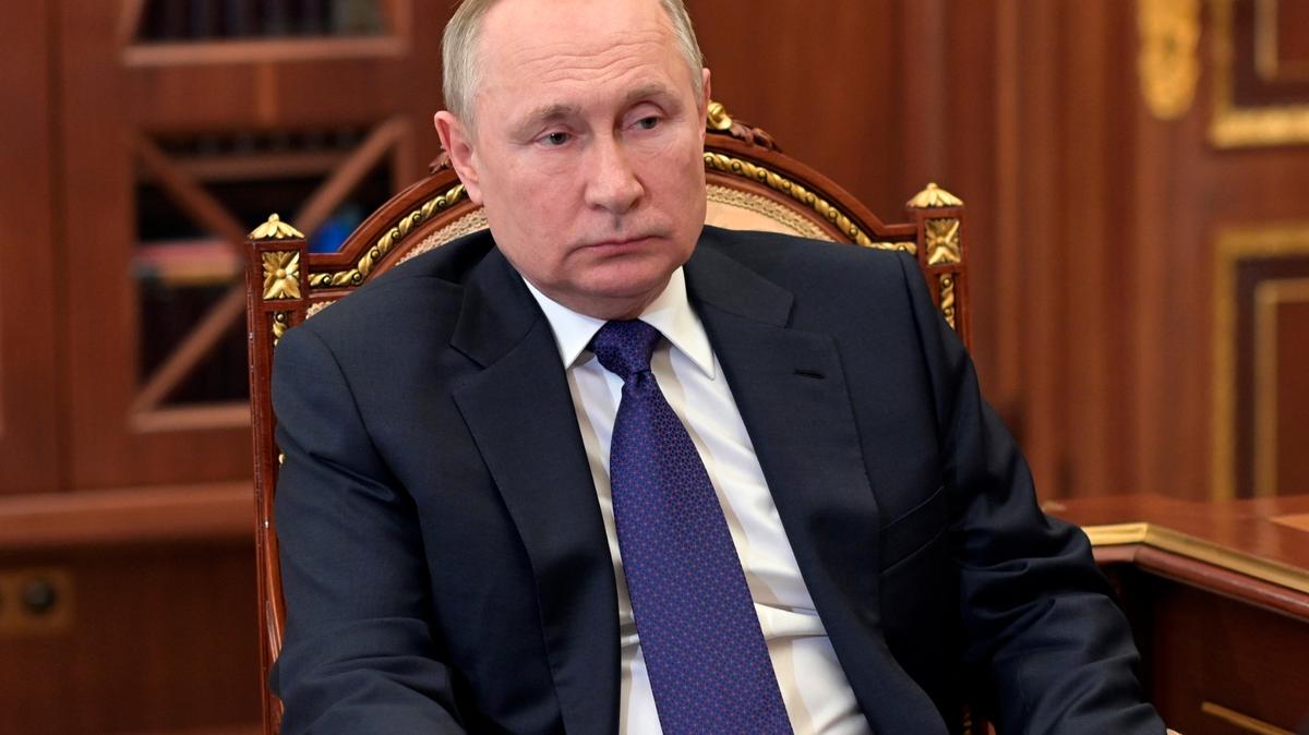 El presidente ruso Vladimir Putin escucha durante una reunión con el gobernador de San Petersburgo en el Kremlin el 1 de marzo del 2022. (Alexei Nikolsky, Sputnik, Kremlin Pool Photo vía AP)