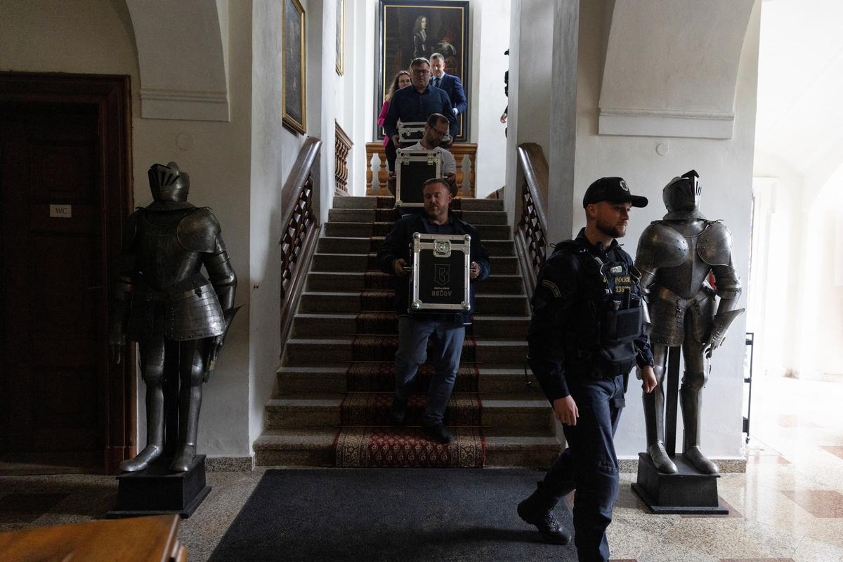 Security staff carry safes containing 19th-century bottles at the State Castle and Chateau of Becov nad Teplou during the presentation of the restored Chateau d'Yquem wine collection, discovered in 1985 and linked to the Beaufort-Spontin family, now on public display following a complex restoration with French experts, in Becov nad Teplou, Czech Republic, June 1, 2026. REUTERS/Eva Korinkova