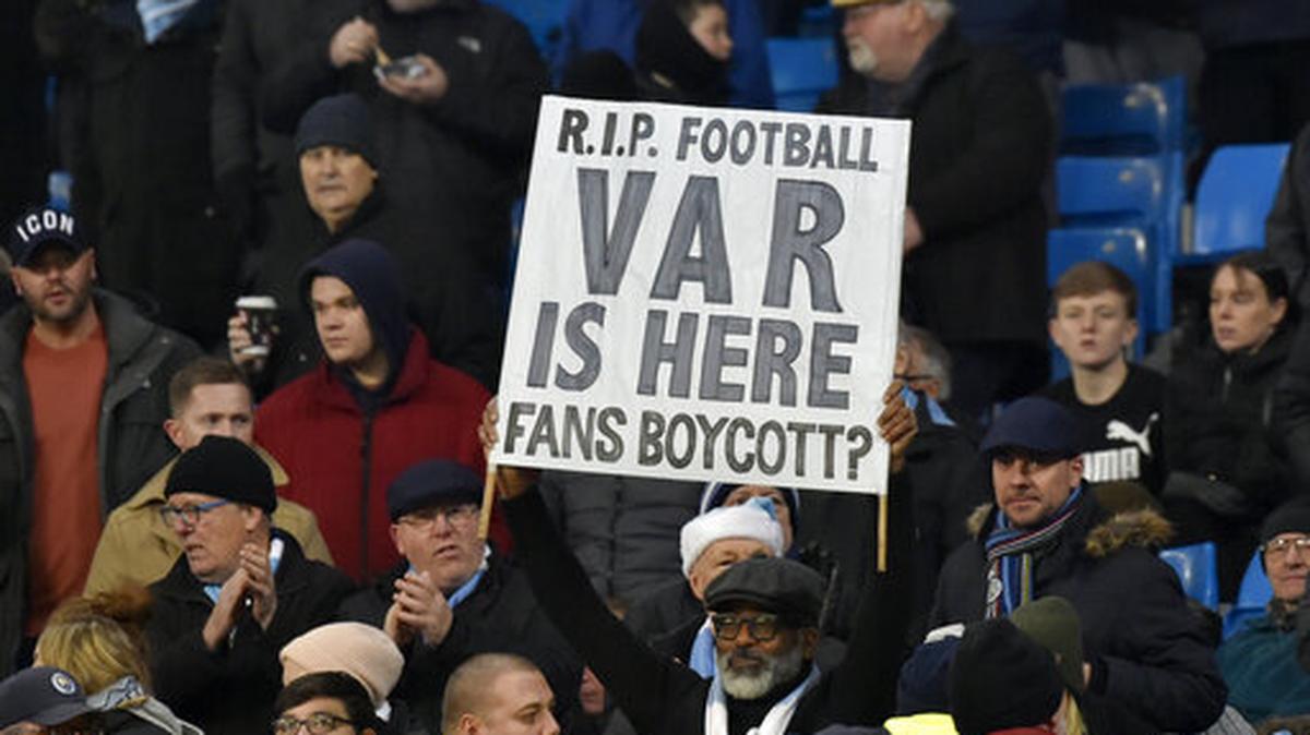 Un aficionado porta una de las decenas de pancartas contra el Video Assistant Referee (VAR) mostradas en un partido de la Premier League entre el Manchester City y el Everton el 1 de enero del 2020.