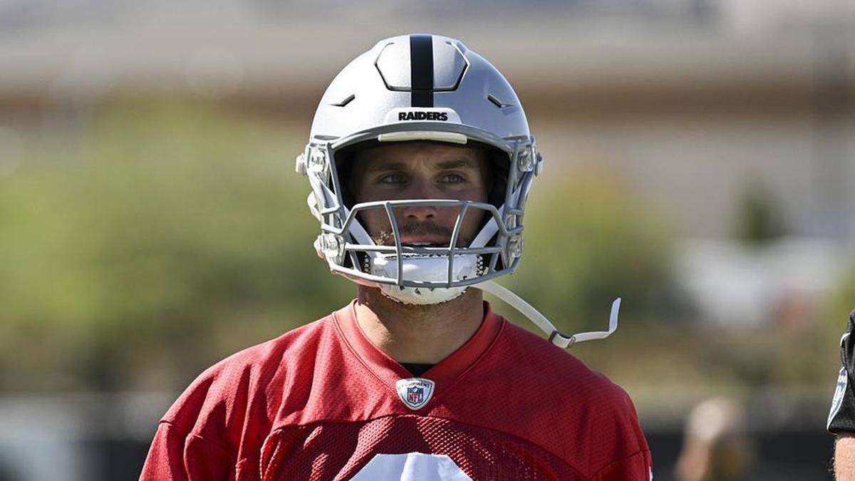  May 28, 2026; Henderson, NV, USA; Las Vegas Raiders quarterback Kirk Cousins (8) warms up during organized team activities at Intermountain Health Performance Center. Mandatory Credit: Candice Ward-Imagn Images | Candice Ward-Imagn Images 