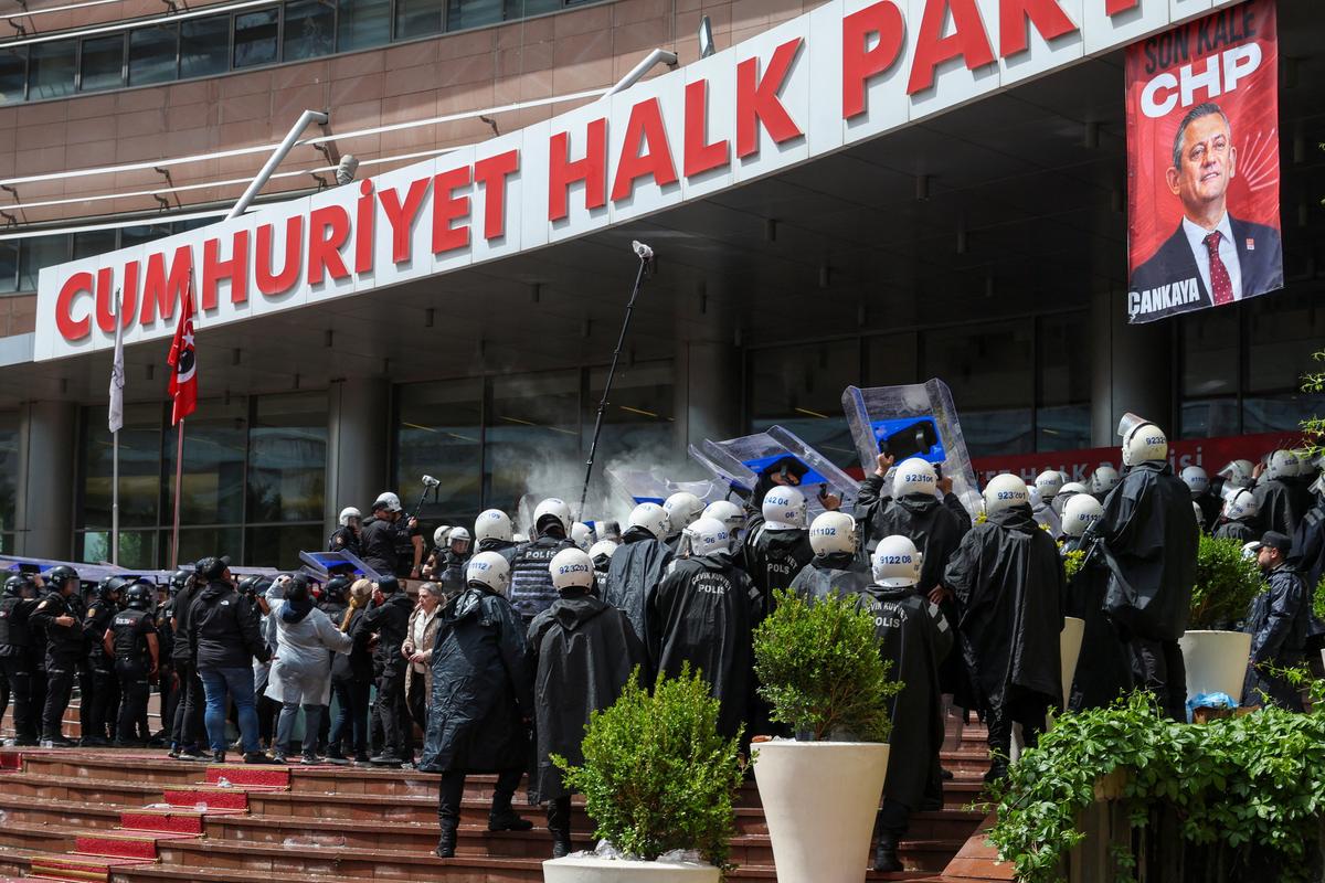 Turkish riot police enter the headquarters of the main opposition Republican People’s Party (CHP) to evict its ousted leadership, after authorities ordered enforcement of a court ruling removing the party’s leadership from the building, in Ankara, Turkey, May 24, 2026. REUTERS/Efekan Akyuz