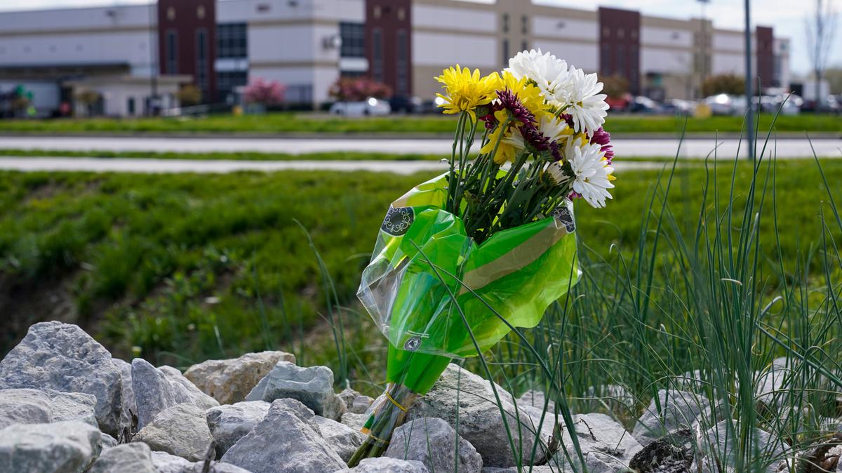 Un ramo de flores colocado frente a una instalación de FedEx en Indianapolis, el sábado 17 de abril de 2021, donde ocho personas murieron el jueves debido a un tiroteo. (AP Foto/Michael Conroy)