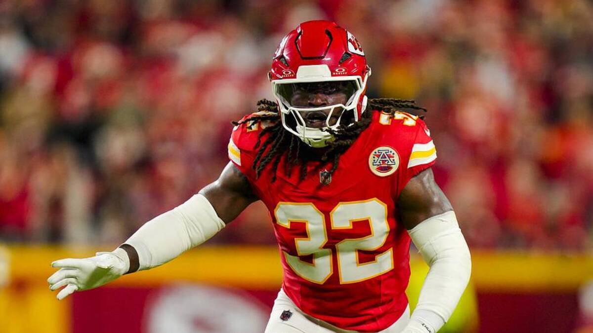  Kansas City Chiefs linebacker Nick Bolton (32) defends during the first half against the Washington Commanders. | Jay Biggerstaff-Imagn Images 