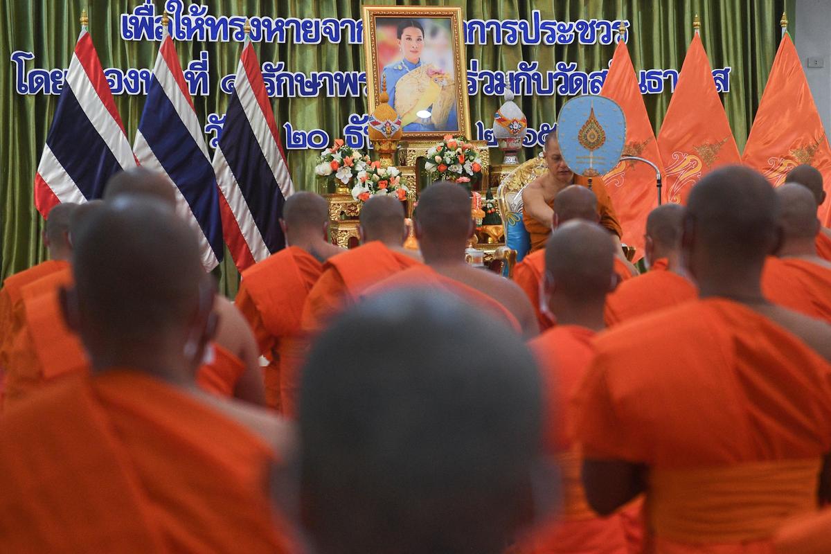 Officials pay their respects in front of a picture of Thailand’s Princess Bajrakitiyabha as she has been hospitalized due to a heart problem, during a mass Buddhist novice monk ordination ceremony at Sukanthawat temple in Samut Prakan, Thailand, December 20, 2022. REUTERS/Chalinee Thirasupa