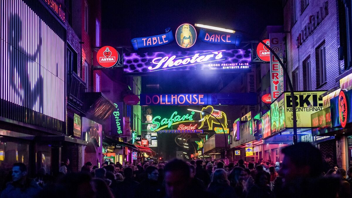 The world's most sinful mile? Many come to the 930 metre iconic street lined with pubs, bars and clubs. (Axel Heimken/dpa/TNS)