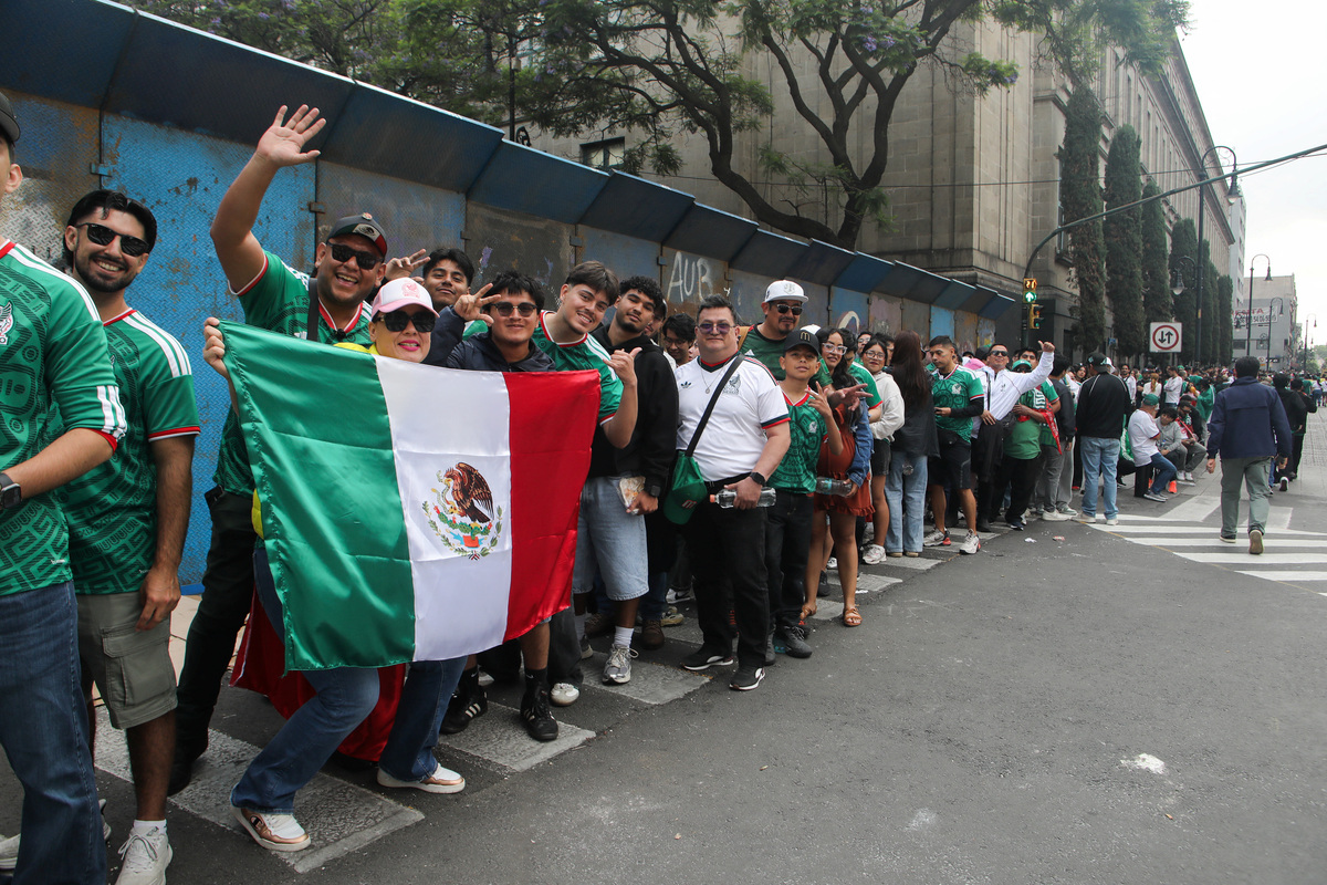 Fans queue to enter the FIFA Fan Fest ahead of the opening match of the FIFA World Cup 2026 between Mexico and South Africa, as many Mexicans say they feel excluded despite the tournament's return to the country, citing high ticket prices, paid television access and strict commercial restrictions, Mexico City, Mexico, June 11, 2026. REUTERS/Paola Garcia