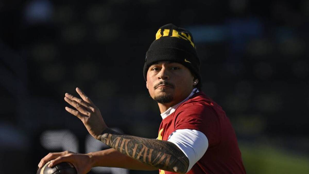  Nov 22, 2025; Eugene, Oregon, USA; Southern California Trojans quarterback Jayden Maiava (14) warms up before the game against the Oregon Ducks at Autzen Stadium. Mandatory Credit: Troy Wayrynen-Imagn Images | Troy Wayrynen-Imagn Images 