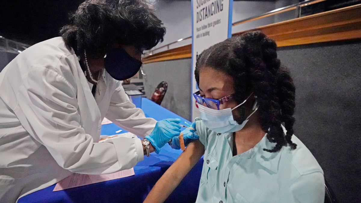 La enfermera Maggie Bass le administra una dosis de la vacuna anti-COVID de Pfizer a Ayana Campbell, de 14 años, en el Auditorio Rose E. McCoy en la Universidad Jackson State en Jackson, Mississippi, el martes 27 de julio de 2021.