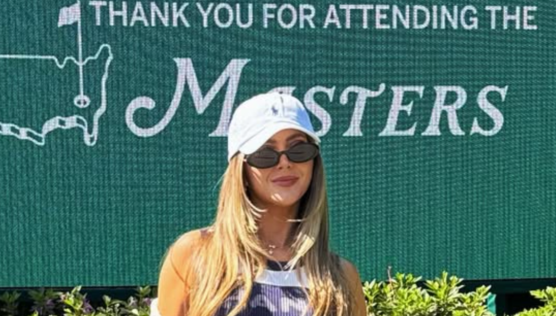  Abby Baffoe's outfit. 