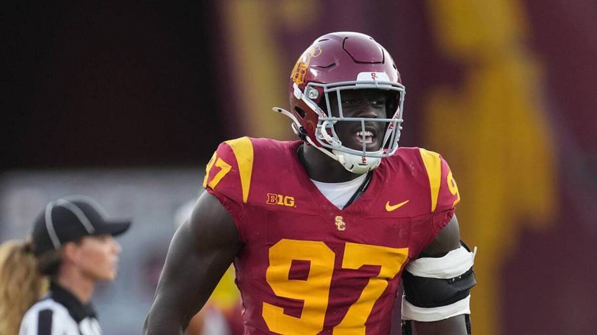  Aug 30, 2025; Los Angeles, California, USA; Southern California Trojans defensive tackle Jide Abasiri (97) celebrates after a sack as center judge referee Amanda Sauer watches against the Missouri State Bears in the second half at United Airlines Field at Los Angeles Memorial Coliseum. Mandatory Credit: Kirby Lee-Imagn Images | Kirby Lee-Imagn Images 