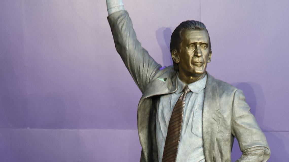 Jim Alexander: Pat Riley statue captures his Lakers coaching personality 