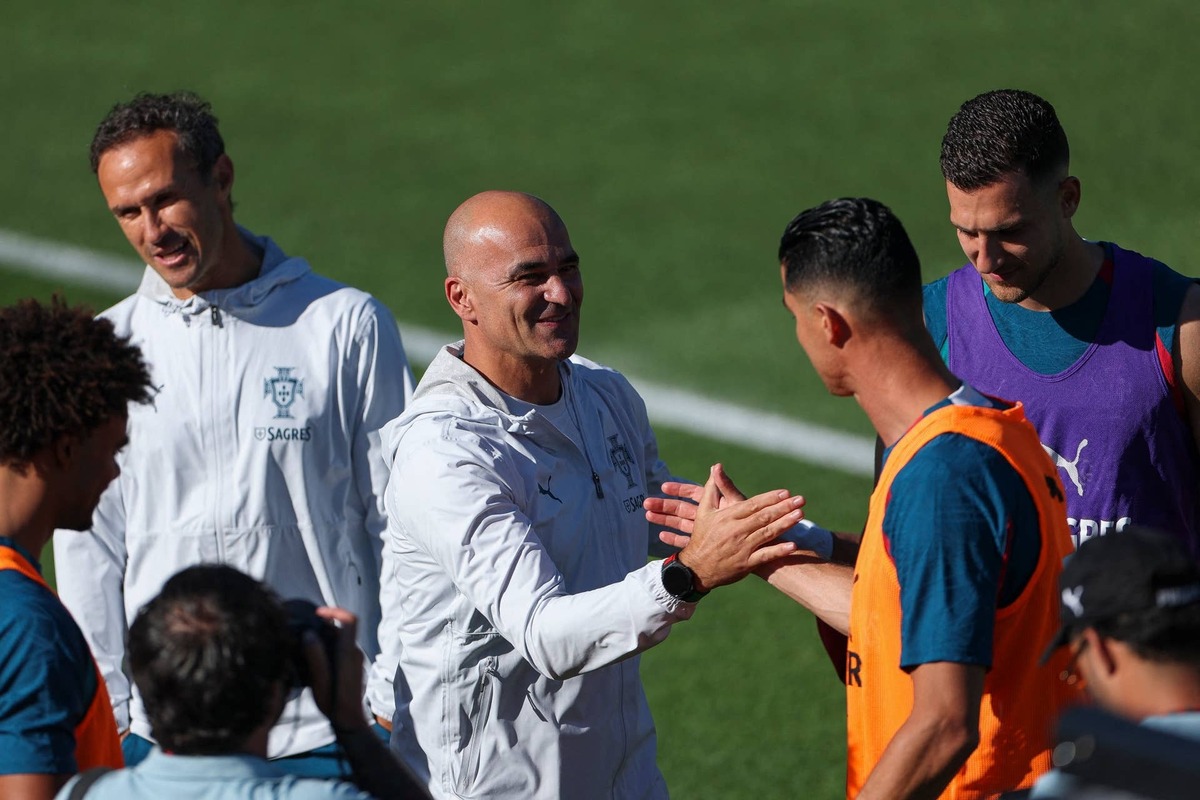  Roberto Martinez greets Cristiano Ronaldo during a training session ahead of the FIFA World Cup 2026. Photo by PATRICIA DE MELO MOREIRA / AFP via Getty Images