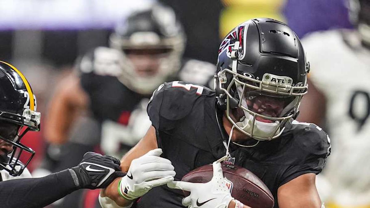  Sep 8, 2024; Atlanta, Georgia, USA; Atlanta Falcons wide receiver Drake London (5) runs against Pittsburgh Steelers safety Damontae Kazee (23) after a catch at Mercedes-Benz Stadium. Mandatory Credit: Dale Zanine-Imagn Images | Dale Zanine-Imagn Images 