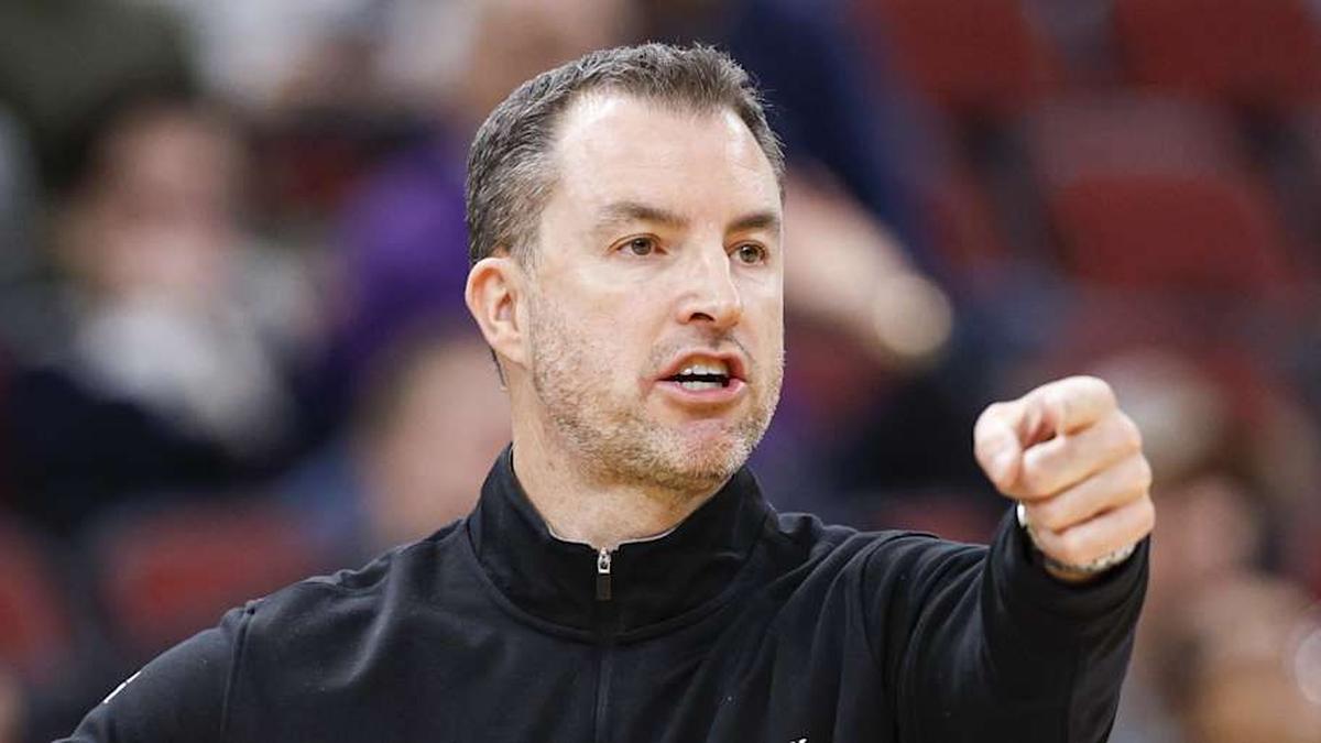  Mar 11, 2026; Chicago, IL, USA; Washington Huskies head coach Danny Sprinkle directs his team against the Southern California Trojans during the second half at United Center. Mandatory Credit: Kamil Krzaczynski-Imagn Images | Kamil Krzaczynski-Imagn Images 
