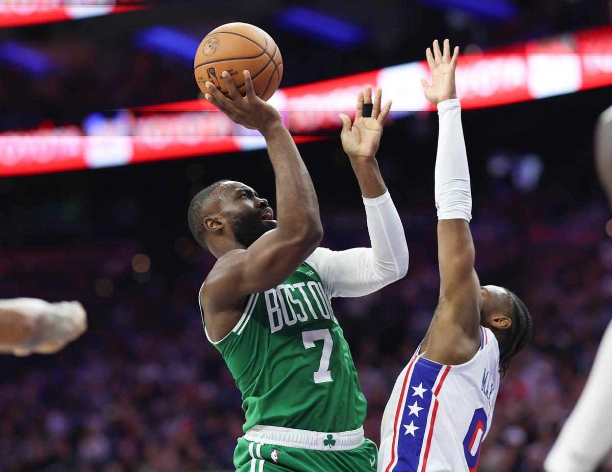  Boston Celtics guard Jaylen Brown (7) shoots against Philadelphia 76ers guard Tyrese Maxey (0). 