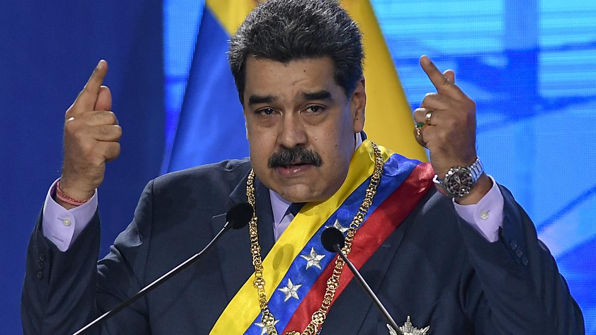 En esta fotografía de archivo del 22 de enero de 2021, el presidente venezolano Nicolás Maduro habla durante una ceremonia que marca el inicio del año judicial en la Corte Suprema, en Caracas, Venezuela. La Asamblea Nacional venezolana nombró el martes 4 de mayo a los miembros del Consejo Nacional Electoral, entre ellos dos reconocidos opositores, incluido un activista que estuvo preso acusado de participar en supuestas acciones para desestabilizar el gobierno. Sus nombramientos serían parte de una serie de medidas recientemente adoptadas del gobierno de Maduro que apuntan a mejorar las relaciones con la administración del mandatario estadounidense Joe Biden. (Foto AP/Matías Delacroix, archivo)