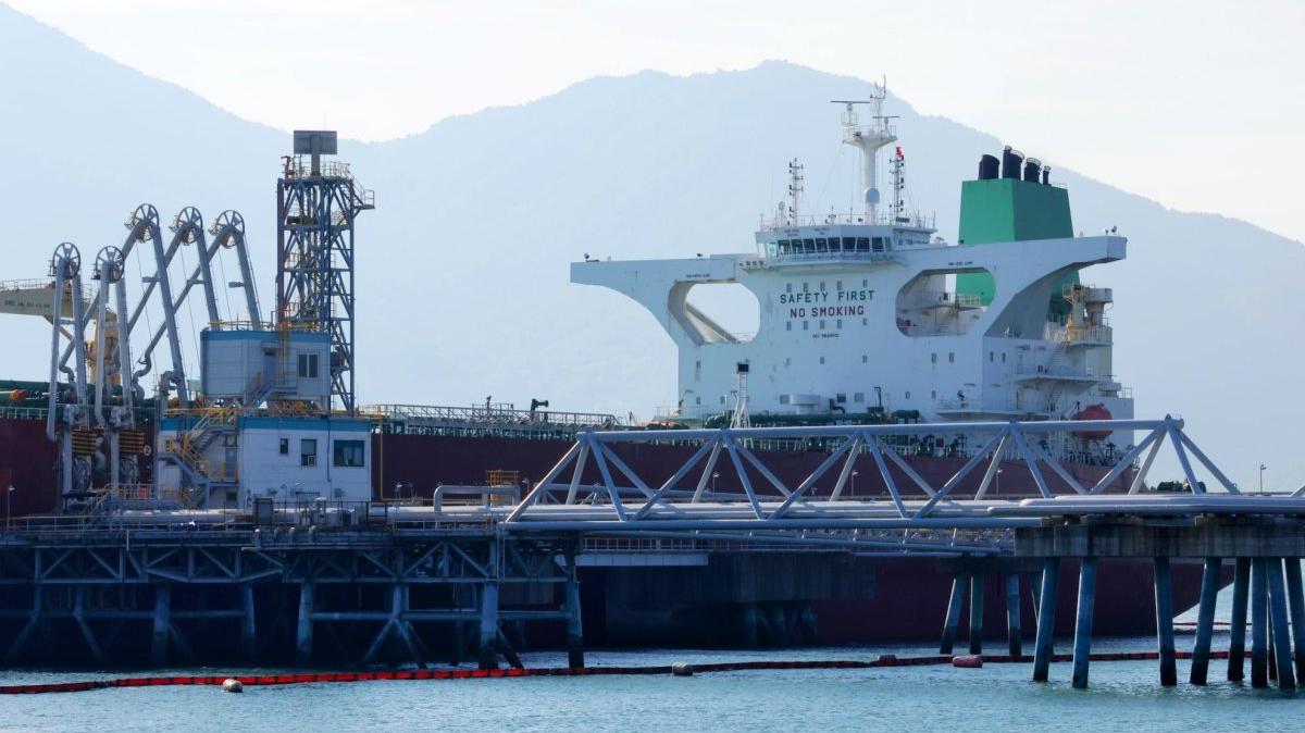 This photo shows a South Korean oil carrier that arrived at a port in the southwestern city of Yeosu on Thursday. Photo by Yonhap