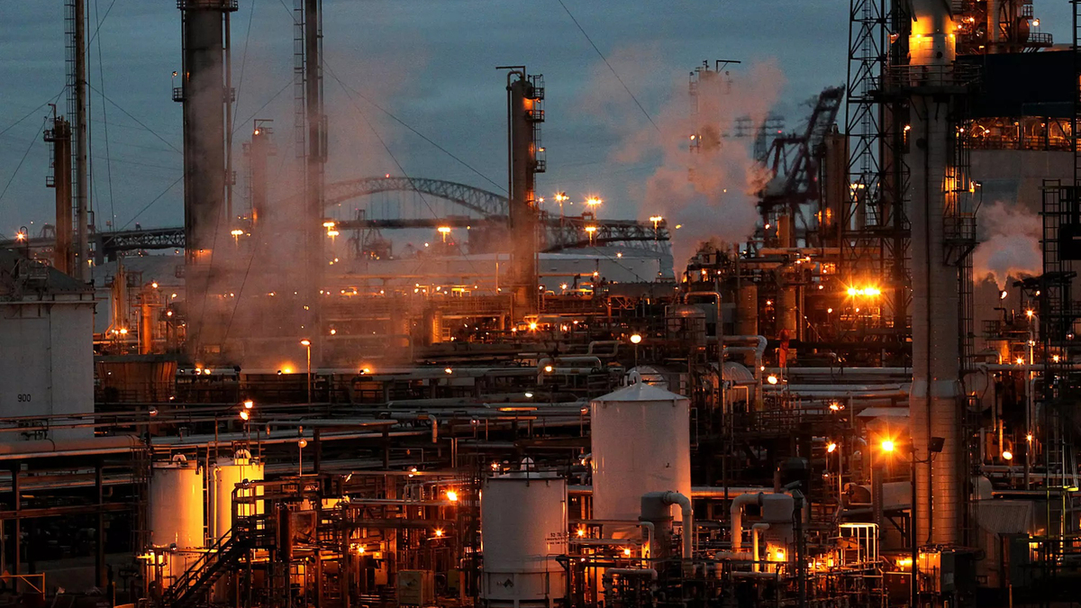 Valero's Wilmington, California, refinery in Los Angeles, on Oct. 18, 2010. (Christina House/Los Angeles Times/TNS)