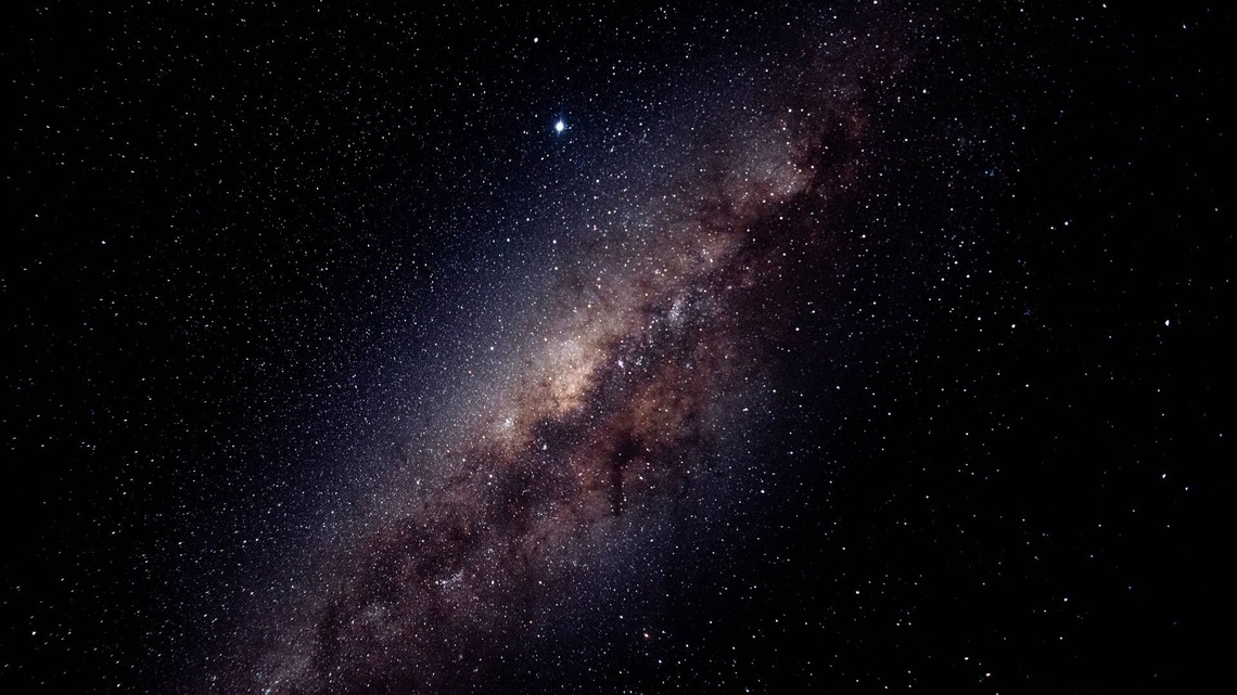 Tonight's Moon Phase Creates Perfect Conditions to See This Galaxy 