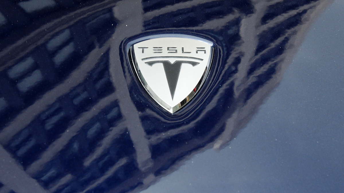 A logo of Tesla Motors on an electric car model is seen outside a showroom in New York June 28, 2010. Electric carmaker Tesla Motors raised the number of shares it will sell in its initial public offering by 20 percent, an early sign that investor interest in the startup is strong.   REUTERS/Shannon Stapleton
