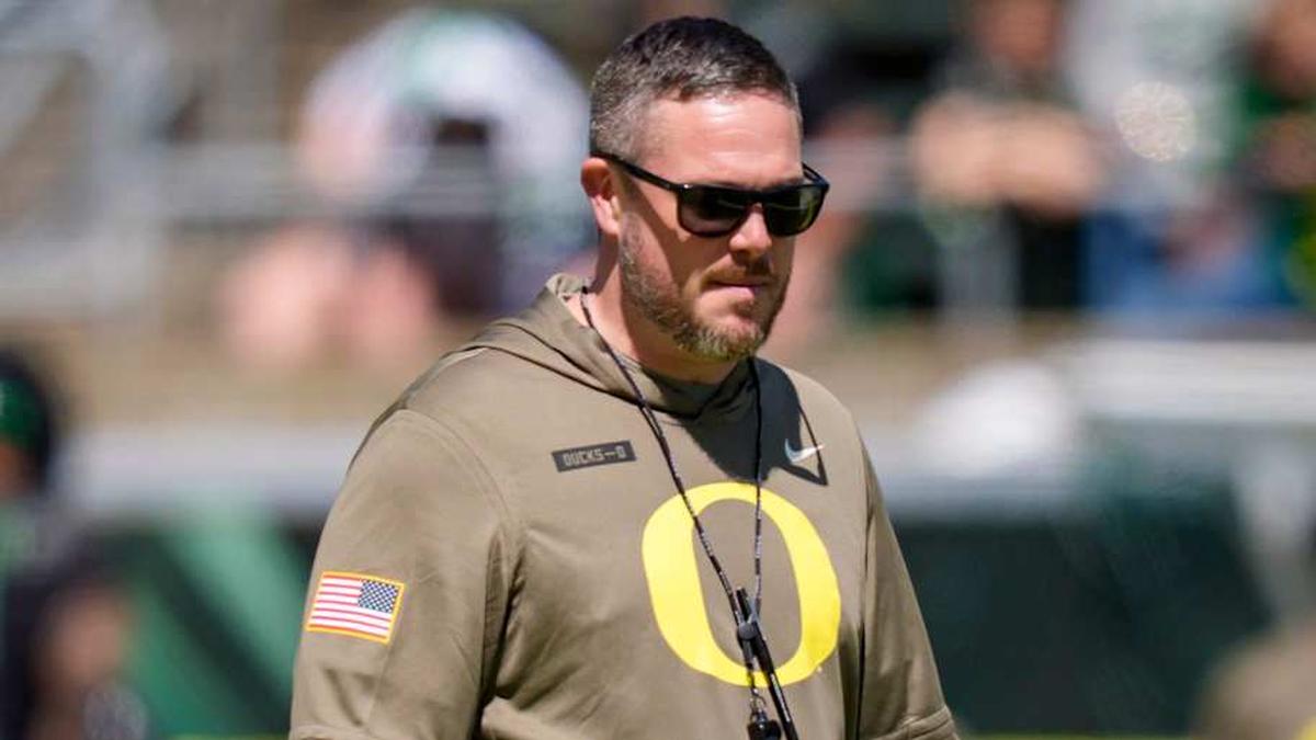  Oregon head coach Dan Lanning walks the field before the game during the Oregon Ducks annual spring game on April 25, 2026 at Autzen Stadium in Eugene, Oregon. | Ben Lonergan/The Register-Guard / USA TODAY NETWORK via Imagn Images 