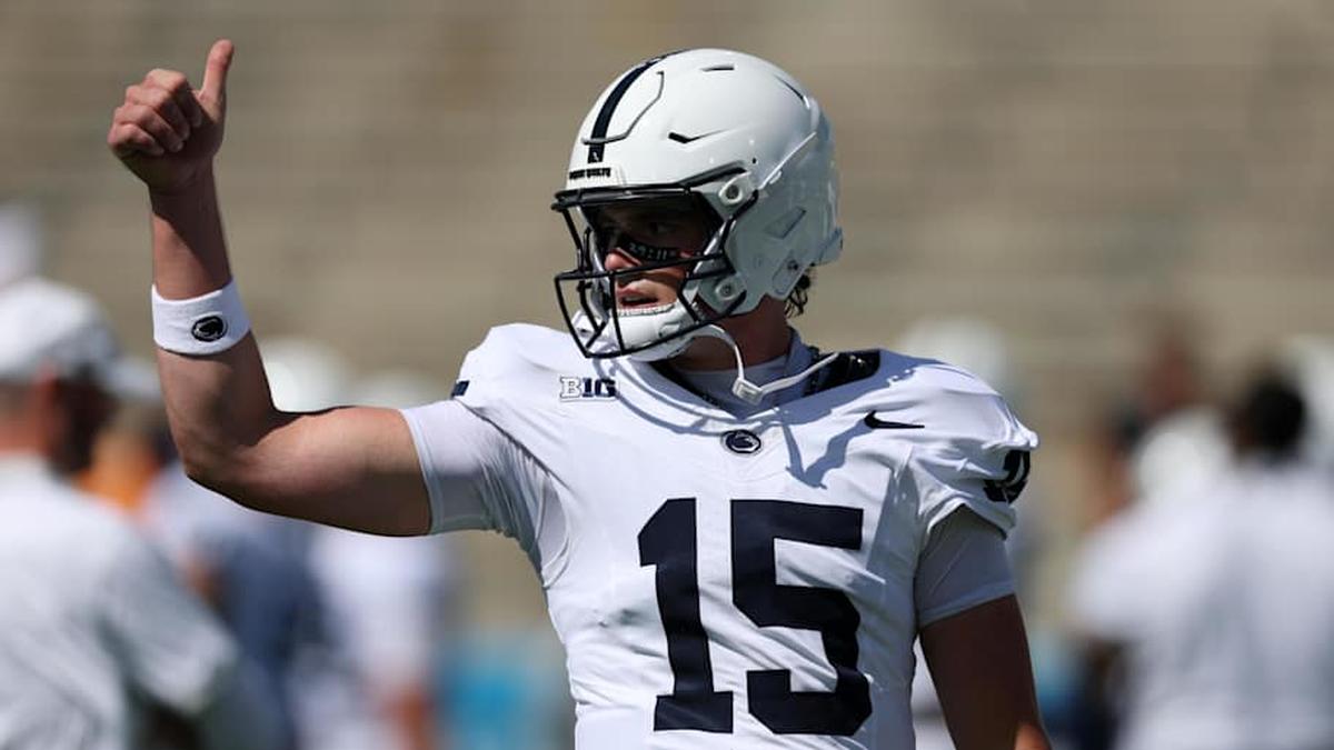  Oct 4, 2025; Pasadena, California, USA; Penn State Nittany Lions quarterback Drew Allar (15) warms up before the game against the UCLA Bruins at Rose Bowl. Mandatory Credit: Kiyoshi Mio-Imagn Images | Kiyoshi Mio-Imagn Images 