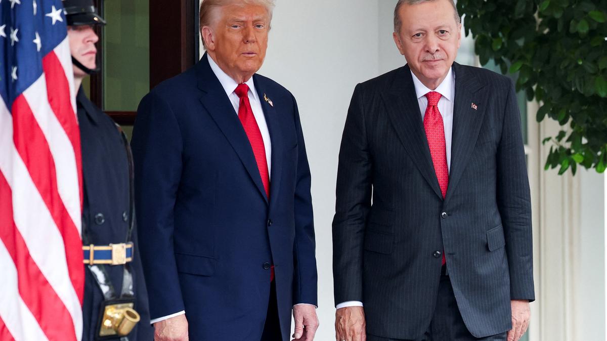 U.S. President Donald Trump welcomes Turkey's President Recep Tayyip Erdogan at the White House in Washington, D.C., U.S., September 25, 2025. REUTERS/Jonathan Ernst