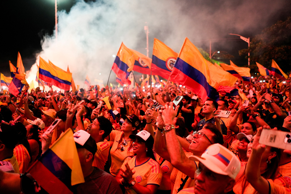 Supporters of Colombia's right-wing presidential candidate Abelardo De La Espriella gather after the preliminary runoff results against leftist candidate Ivan Cepeda, in Barranquilla, Colombia, June 21, 2026. REUTERS/Charlie Cordero