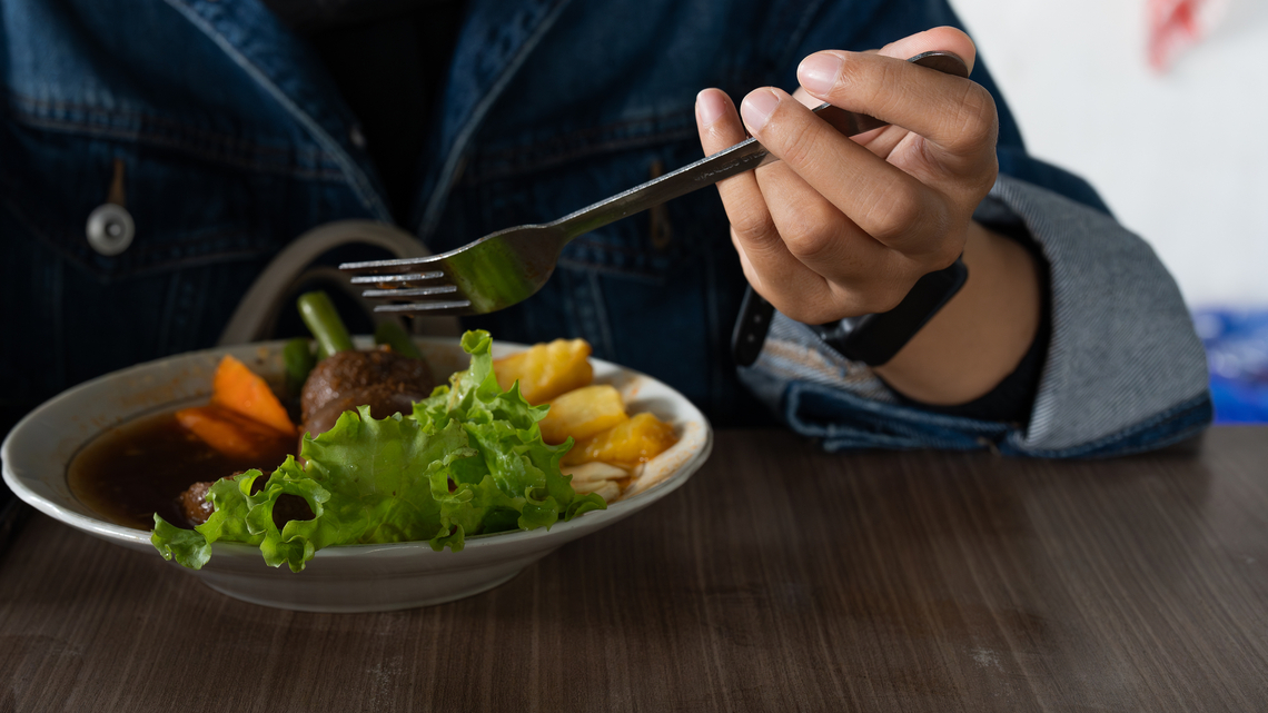 Column: Solo diners are the face of ‘me-conomics' 