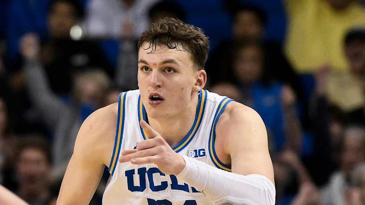  Mar 3, 2026; Los Angeles, California, USA; UCLA Bruins forward Tyler Bilodeau (34) points to teammates after hitting a 3-point jumpshot during the second half at Pauley Pavilion presented by Wescom Financial. Mandatory Credit: Robert Hanashiro-Imagn Images | Robert Hanashiro-Imagn Images 