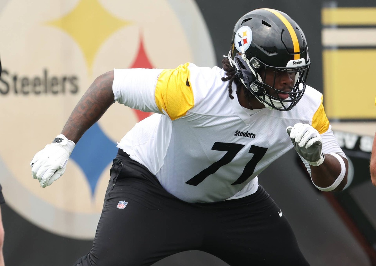  Jun 9, 2026; Pittsburgh, PA, USA; Pittsburgh Steelers offensive tackle Max Iheanachor (71) participates in drills during Minicamp at UPMC Rooney Sports Complex. Mandatory Credit: Charles LeClaire-Imagn Images reuters.com,2026:newsml_MT1USATODAY29159046:338617652