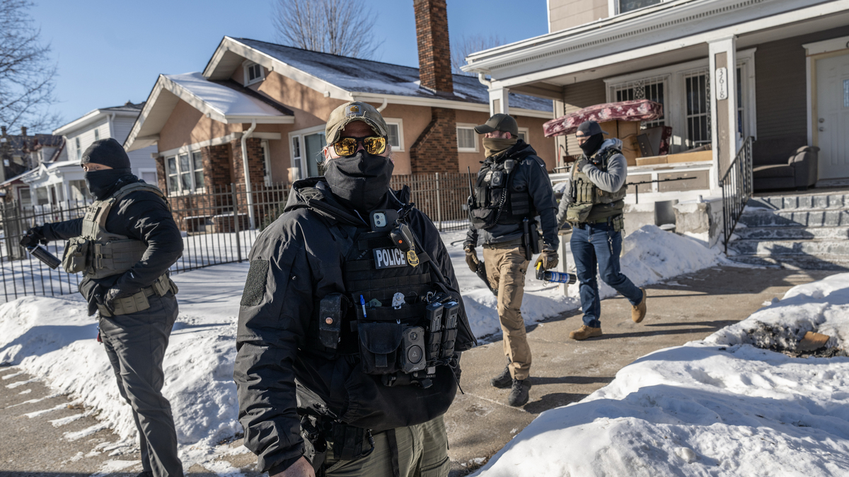 ARCHIVO — Agentes federales durante una operación de control migratorio en Minneapolis, el 28 de enero de 2026. Una coalición de grupos jurídicos presentó el jueves 2 de abril una demanda contra el Departamento de Seguridad Nacional, alegando que la agencia había permitido a los agentes federales de inmigración ingresar de manera rutinaria en los hogares para realizar registros y detenciones, en violación de la Cuarta Enmienda. (Victor J. Blue/The New York Times)