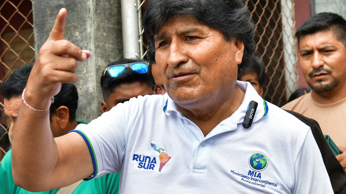 Former Bolivian President Evo Morales gestures as he leaves after casting his ballot, at a polling station during the presidential runoff election, in Cochabamba, Bolivia October 19, 2025. REUTERS/Patricia Pinto