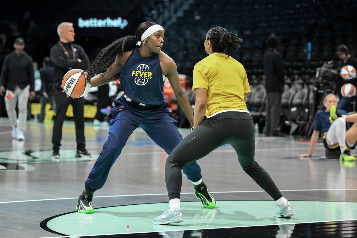  Indiana Fever guard Raven Johnson works with assistant coach during warm-up before preseason game versus New York Liberty John Jones-Imagn Images