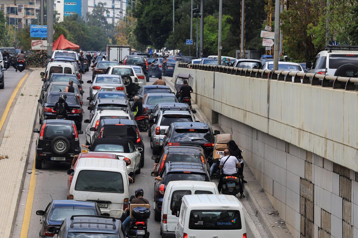 Traffic on the roads as people make their way while fleeing the southern suburbs of Beirut, after Israeli Prime Minister Benjamin Netanyahu ordered the military to attack targets in the suburbs, Lebanon, June 1, 2026. REUTERS/Mohamed Azakir