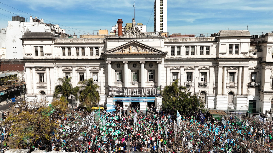 Científicos argentinos marchan contra ajuste de Gobierno en medio de "fuga de cerebros" 