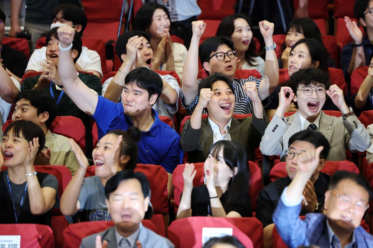 Members of South Korea's ruling Democratic Party react as they watch a news report on exit poll results for the local elections at the National Assembly in Seoul, South Korea, June 3, 2026.     REUTERS/Kim Hong-Ji