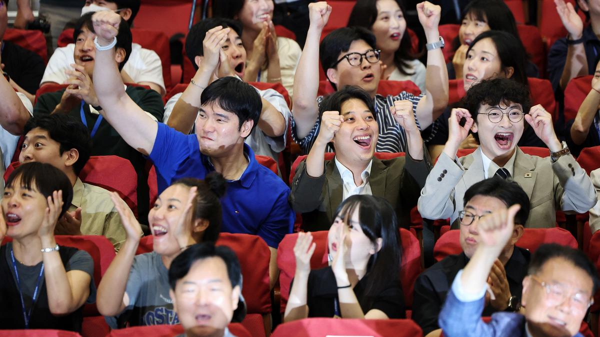 Members of South Korea's ruling Democratic Party react as they watch a news report on exit poll results for the local elections at the National Assembly in Seoul, South Korea, June 3, 2026.     REUTERS/Kim Hong-Ji