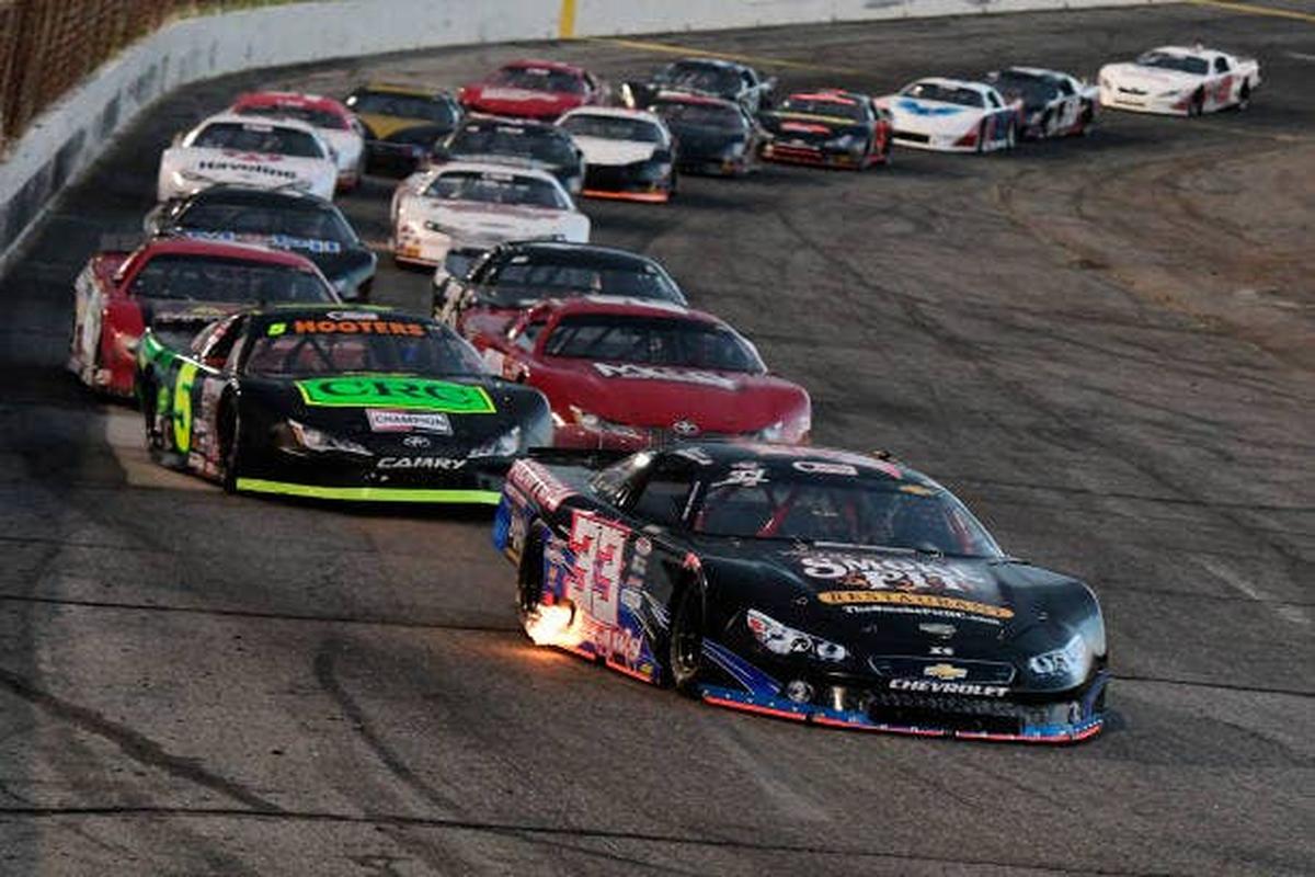 Cars race at Hickory Motor Speedway. (Photography by David Allio/Icon Sportswire via Getty Images) (Photography by David Allio/Icon Sportswire via Getty Images)