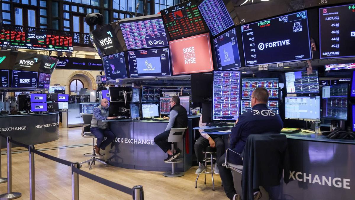  Vanguard data show that most investors stayed calm during the Iran oil shock, with traders buying stocks rather than panicking and selling. 