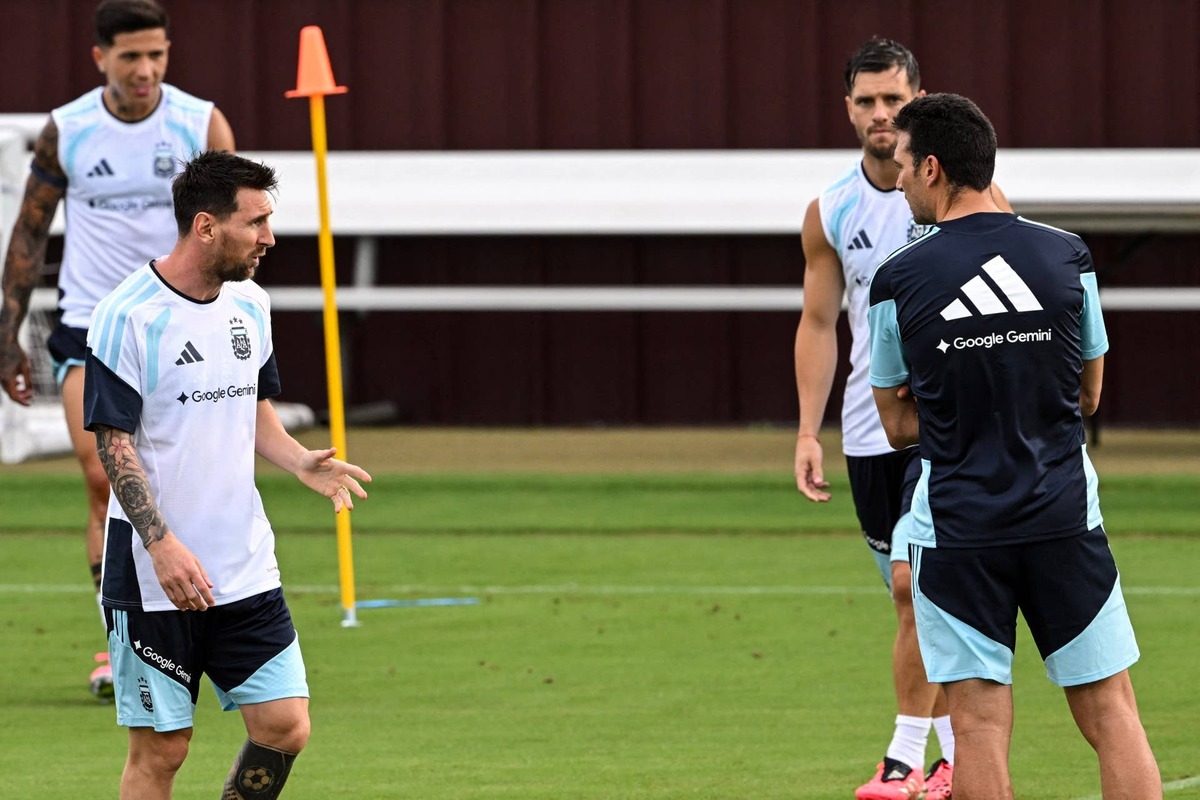  Argentina's forward Lionel Messi (L) talks to head coach Lionel Scaloni during a training session at Kyle Field in College Station, Texas, on June 5, 2026. Argentina will face Honduras in a friendly match on June 6, 2026. (Photo by RONALDO SCHEMIDT / AFP via Getty Images) Photo by RONALDO SCHEMIDT / AFP via Getty Images