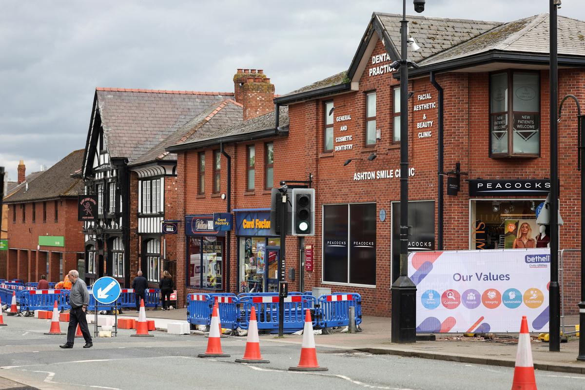 People walk along the high street, ahead of the Makerfield by-election, triggered by Labour MP Josh Simons, who resigned as a minister in March, in Ashton-in-Makerfield, Britain, May 20, 2026. REUTERS/Temilade Adelaja