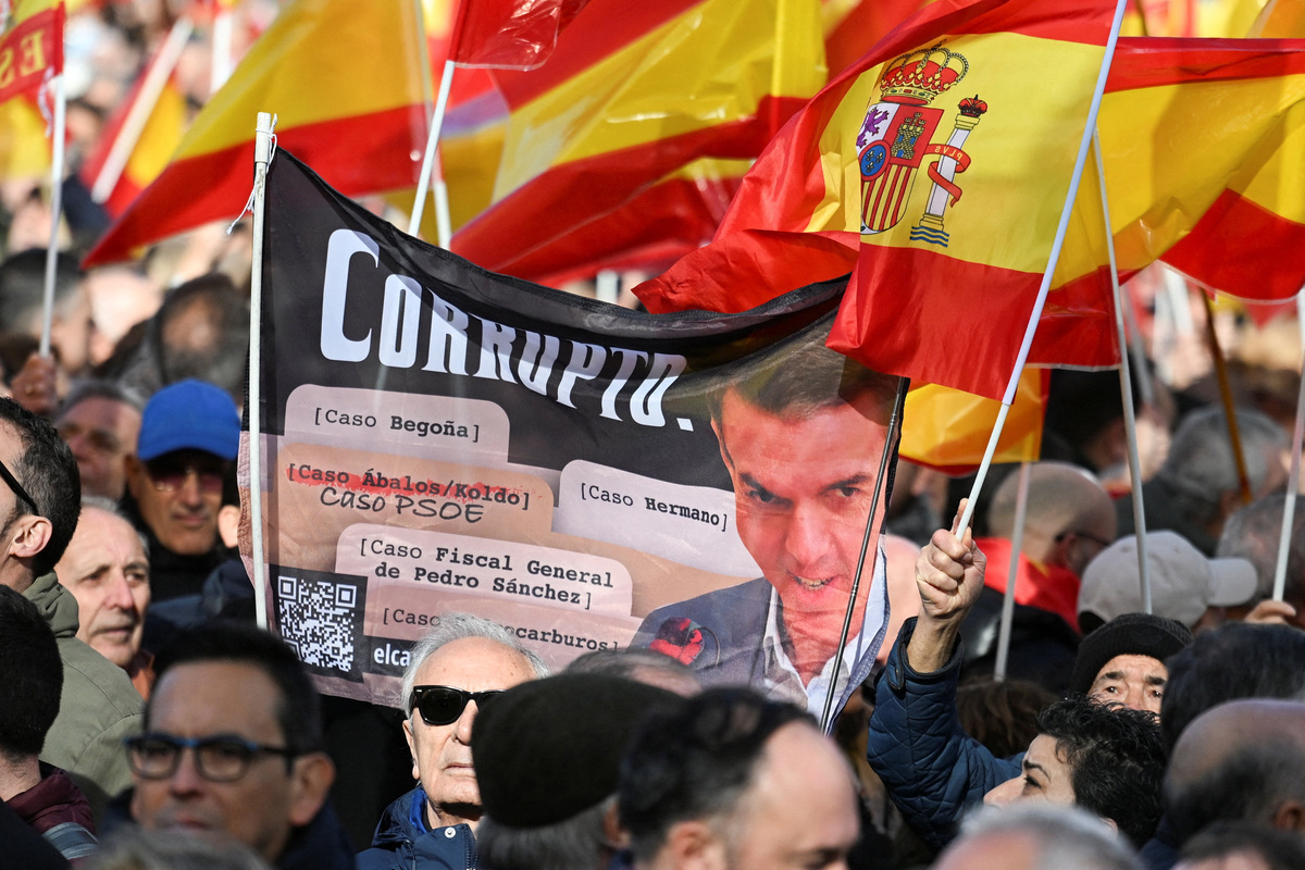 People attend a demonstration where Spain's opposition leader Alberto Nunez Feijoo demands snap elections after former Transport Minister Transport Minister Jose Luis Abalos was jailed over a corruption scandal dogging the leftist government of Prime Minister Pedro Sanchez, in Madrid, Spain, November 30, 2025. REUTERS/Juan Barbosa