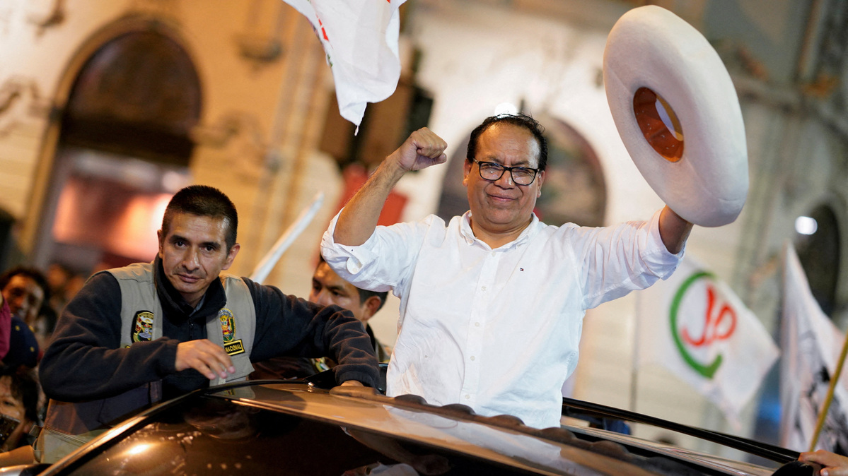 Left-wing presidential candidate Roberto Sanchez reacts after taking a slim lead over conservative Keiko Fujimori in Peru's presidential race, as official vote-counting continued into a second day, in Lima, Peru, June 8, 2026. REUTERS/Leslie Moreno